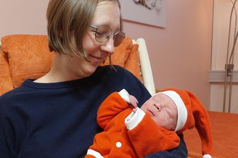 Weihnachtskinder im Erzgebirge: Josua und Finja legen in Annaberg nach - Mutter Julia mit ihrem Weihnachtskind Josua in Annaberg-Buchholz.