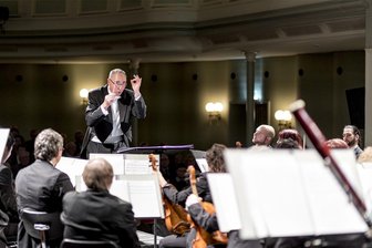 Weihnachtsklänge mit der Erzgebirgischen Philharmonie in Annaberg-Bucholz und Aue - Am 18. und 19. Dezember findet das vierte Philharmonische Konzert in Annaberg-Buchholz statt, am 26. Dezember in Aue.