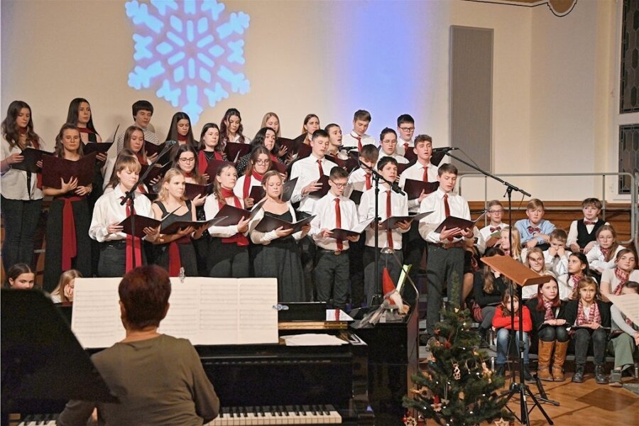 Weihnachtskonzert des Rochlitzer Mathesius-Gymnasiums begeistert Publikum - Der große Chor des Gymnasiums begeisterte mit Liedern wie "Tausend Sterne sind ein Dom."