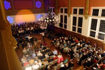 Weihnachtskonzert im Rochlitzer Gymnasium: „Die Nachfrage ist immer überwältigend“ - Am Freitagabend strömten zahlreiche Besucher zum traditionellen Weihnachtskonzert in die Schule.