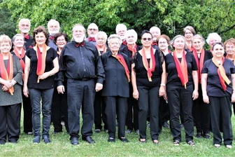 Weihnachtskonzert in Dorfstadt: Viele Sängerinnen, zwei Violinen und ein Klavier - Der Vogtlandchor Treuen mit MD Reinhard Naumann stimmt am 2. Dezember, 17 Uhr, auf den Advent ein.