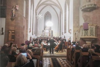 Weihnachtskonzert in Zwickauer Katharinenkirche zaubert Besuchern ein Leuchten in die Herzen - Donnerstagabend in der Katharinenkirche Zwickau: Orchester, Chöre und Solisten vereinten ihr Potenzial zur Aufführung der Messe G-Dur von Johann Gotthilf Tag.