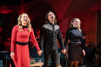 Weihnachtskonzert von Stefanie Hertel und Familie in Oelsnitz: Tränen in Erinnerung an Eberhard Hertel - Stefanie Hertel (links), Ehemann Lanny Lanner (Mitte) und Tochter Johanna Mross (rechts) beim gemeinsamen Weihnachtskonzert in der Jakobikirche in Oelsnitz.