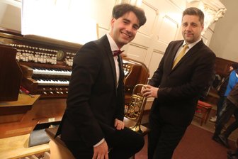 Weihnachtskonzerte in Augustusburg begeistern 1600 Besucher - Pascal Kaufmann (l.) und Helmut Fuchs in der Pause zwischen den Weihnachtskonzerten in der Augustusburger Stadtkirche.
