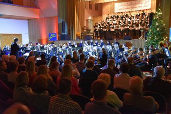 Weihnachtskonzerte in der Festhalle: Große Bühne für die Oelsnitzer Gymnasiasten - Die Weihnachtskonzerte des Oelsnitzer Gymnasiums sind beliebt. Das Foto entstand 2017.