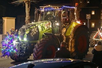 Weihnachtskorso tuckert wieder durchs Westerzgebirge - Der Traktorenkorso 2020 am Pflegeheim in Heinrichsort.