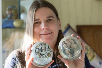 Weihnachtskugeln aus dem Erzgebirge: Unternehmen erfüllt vielfachen Kundenwunsch - Unternehmenssprecherin Corinna Roß mit den befüllbaren Weihnachtskugeln. Sie gibt es in unterschiedlichen Motiven.