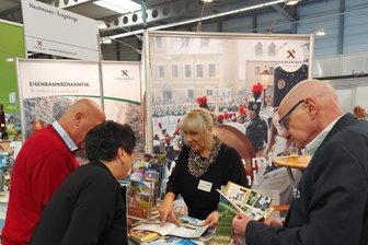 Weihnachtsland Erzgebirge stößt auf Interesse in Thüringen - Undine Weise, Chefin der Touristinfo Neuhausen, präsentierte die Schwartenberggemeinde auf der Messe "Reisen & Caravan" in Erfurt. 