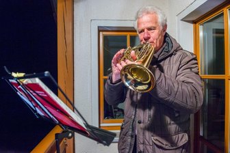 Weihnachtslieder klingen vom Balkon des Hohndorfer Bürgermeisters -