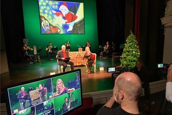 Weihnachtsmärchen trotz Corona: So will das Freiberger Theater Hänsel und Gretel retten - Im Mittelsächsischen Theater Freiberg wurde die musikalische Märchenlesung "Hänsel und Gretel" aufgezeichnet. Im Bild das Kamerateam Thomas Fiedler (l.) und Ahmad Shalaby.