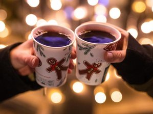 Weihnachtsmärkte, Bergparaden und volle Stadien im November? -             Zwei Besucherinnen eines Weihnachtsmarktes stoßen mit Glühwein an.