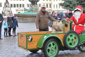 Weihnachtsmänner ersetzen Schlitten durch Lastenrad und Kutsche -