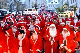 Weihnachtsmännertreffen in Auerbach - Sammeln für den Spendentopf - Die Anzahl der Weihnachtsmänner zum diesjährigen Treffen am 9. Dezember in Auerbach entscheidet darüber, wie viel Geld einem sozialen Zweck zufließt. Vor zwei Jahren, als dieses Foto entstand, waren mehr als 200 Frauen, Männer und Kinder in die Innenstadt gekommen.