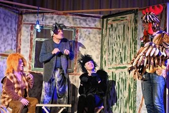 Weihnachtsmärchen in Annaberg-Buchholz: Wenn der Regisseur als Räuber einspringt - Als Bremer Stadtmusikanten in Aktion: Anne Wolff (v. l.), Lothar Klapper, Elvira Werner und Uwe Moule.