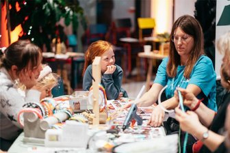 Weihnachtsmärkte bis Kunstfestival: Erzgebirgsorte wollen Tourismusangebote bündeln - Auch in der Vorweihnachtszeit gibt es in der Region viele Angebote. Nicht immer werden diese gut kommuniziert, so die Erfahrung. Das soll sich bessern, um mehr Menschen zu erreichen. Bereits im letzten Jahr wurden dagegen Veranstaltungen für den „Maker-Advent“ zusammengefasst – das soll es auch in diesem Jahr wieder geben.
