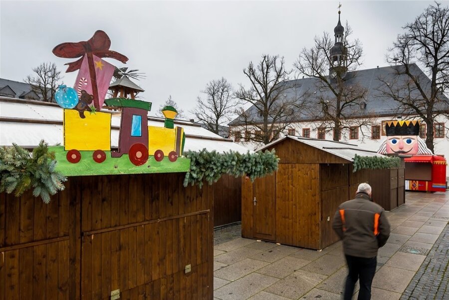 Weihnachtsmärkte im Erzgebirge dürfen nicht stattfinden - Auf dem Marienberger Marktplatz ist alles für den Weihnachtsmarkt vorbereitet. Eröffnen wird dieser nach den aktuellen Ansagen aus Dresden allerdings nicht. 