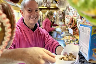 Weihnachtsmärkte im Erzgebirge im Vergleich: Wo lässt es sich am günstigsten genießen? - Ronny Stransky verkauft auf dem Schneeberger Weihnachtsmarkt süße Leckereien, darunter gebrannte Mandeln.