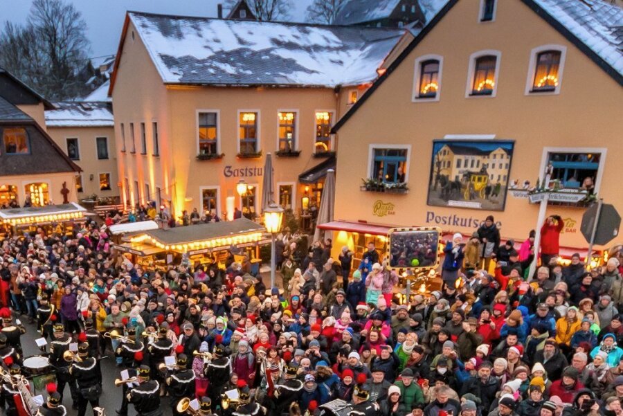 Weihnachtsmärkte im Erzgebirge lassen Krise hinter sich - Die Bergparade zog in Seiffen Tausende Menschen an. 