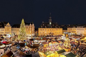 Weihnachtsmärkte im Erzgebirge teils mit weniger Angeboten - Personalnot und Aspekte wie Rohstoffmangel haben Folgen für einen Teil der Weihnachtsmärkte im Erzgebirge. Ein Beispiel ist Annaberg. Während bei der letzten Auflage 2019 - hier ein Bild von der Eröffnung damals - 82 Standplätze vergeben waren, sind es diesmal weniger. Kein Einzelfall.