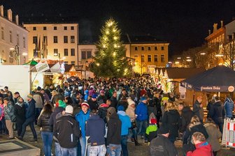 Weihnachtsmärkte im Göltzschtal stehen auf der Kippe - Ein Bild aus unbeschwerten Tagen: der Treuener Weihnachtsmarkt. Zurzeit wird er vorbereitet, ob er stattfinden kann, ist fraglich.