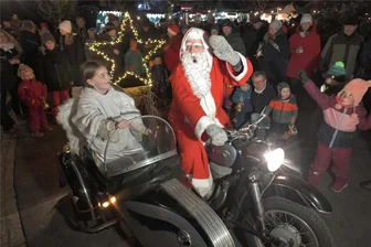 Weihnachtsmärkte im Raum Freiberg ziehen Gäste in Scharen an - In Rothenfurth drehten Weihnachtsmann Dirk und Engel Lucy eine Abschiedsrunde über den Weihnachtsmarkt.