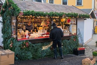 Weihnachtsmärkte im Spielzeugwinkel: Mitten im Aufbau droht die Absage - Die ersten Buden für den Seiffener Weihnachtsmarkt werden bereits eingeräumt. 