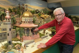 Weihnachtsmärkte, Liedersingen, Konzert: Das ist am Wochenende im Raum Stollberg los - Am Niederwürschnitzer Weihnachtsberg: Peter Franke vom Weihnachtsberg- und Schnitzverein.