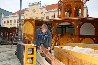 Weihnachtsmärkte sollen in abgespeckter Form stattfinden - In zwei Wochen soll der Weihnachtsmarkt auf dem Zwickauer Hauptmarkt eröffnet werden. Der Aufbau hat begonnen: René Ott vom Veranstaltungs- und Partyservice Schwarz sortiert Dachbleche für die Buden. 