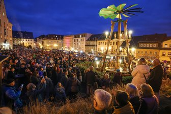 Weihnachtsmärkte und Pyramidenanschieben: Das sind die Bilder vom 1. Advent im Landkreis Zwickau - Großer Andrang beim Anschieben der Pyramide auf dem Altmarkt in Hohenstein-Ernstthal.