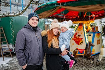 Weihnachtsmärkte: Was kostet der Familienspaß? - Ein Besuch in Penig - 30 Euro für Glühwein ein paar Süßigkeiten und einen Karussellritt: Felix, Pamela und Ruby Reinholdt planten keinen langen Abend auf dem Peniger Weihnachtsmarkt.
