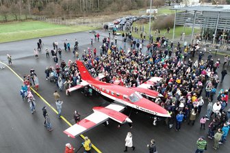 Weihnachtsmann fliegt im Cockpit übers Erzgebirge: Der Geschenke-Flieger kommt auch dieses Jahr zu den Kindern - Vergangenes Jahr: Der Weihnachtsmann ist gelandet - bald soll die Aktion wiederholt werden.