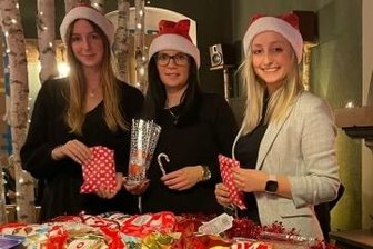 Weihnachtsmann geht auf Lichterfahrt - Ines, Anne und Jessica (v. l.) in der Wichtelwerkstatt im Jugendclub Berthelsdorf. 