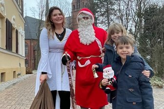 Weihnachtsmann geht auf Lichtertour - Jonas und Johanna haben in Hainichen bereits am Samstag den Weihnachtsmann und einen Engel getroffen.