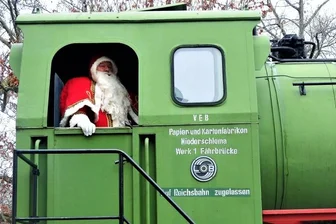 Weihnachtsmann in Not: Mütze im Museum verloren - Der Weihnachtsmann fährt mit der Lok im Museum vor. 