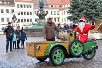Weihnachtsmann kommt in Freiberg mit dem Dreirad - Horst Leinweber (M.) hatte das Gefährt einst völlig verwahrlost entdeckt, Enkel Hannes Götze machte es wieder flott.