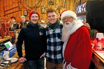 Weihnachtsmann, Prediger, Konzertsänger und Verkaufshelfer – Diese Westsachsen-Bürgermeister haben keine Langeweile - Thomas Hetzel, Ron Richter und Daniel Röthig (v. l.) zur Hofweihnacht in Hohenstein-Ernstthal.