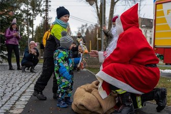 Weihnachtsmann rollt in Bergen mit Blaulicht an - Da die traditionelle Veranstaltung zum 2. Advent auf dem Rathausplatz ausfallen musste, wurden dort am Sonntag die Geschenke übergeben. Im Bild holen sich Bruno (vorn) und Anton Blechschmidt Geschenke ab. In die Rolle des ...