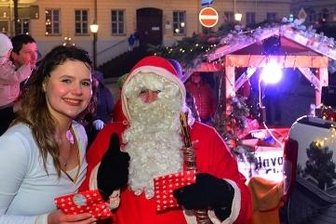 Weihnachtsmann sorgt für Freude - In der Innenstadt machten am gestrigen vierten Adventssonntag der Weihnachtsmann und ein Engel Station, um mit kleinen Geschenken zahlreichen Kindern ein Lächeln auf die Lippen zu zaubern.