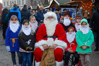 Weihnachtsmann, Wichtel und Wildschwein: So wurde das Pyramidenfest in Gersdorf gefeiert - Der Weihnachtsmann ist in Gersdorf traditionell mit Wichtel-Verstärkung unterwegs.