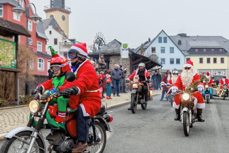 Weihnachtsmannparade 2.0 im Erzgebirge: Der Rupprich fährt auf Simme ab - Die Teilnehmer des 1. Thumer Rupprich-Hopp im vergangenen Jahr hatten bei ihrer Rundfahrt viel Spaß. 