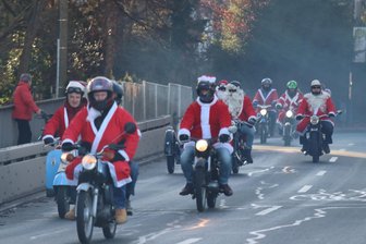 Weihnachtsmannparade sorgt für Begeisterung in Frankenberg: Wo kommen die vielen Rotkittel her? - 