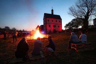 Weihnachtsmarkt am „Roten Stock“ in Remse: Wo der Glühwein noch 3 Euro kostet - Am „Roten Stock“ in Remse findet neben dem Hexenfeuer auch der Weihnachtsmarkt statt.
