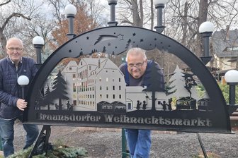 Weihnachtsmarkt an der Tannenhauer-Fabrik in Braunsdorf: Der Schneefall ist bestellt - Holger Maywirth (r.) und Gunter Lämmel freuen sich auf den Weihnachtsmarkt in Braunsdorf.