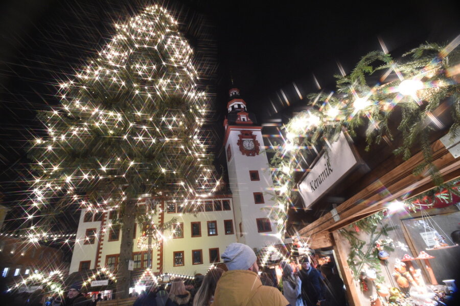 Weihnachtsmarkt Chemnitz: 148 Händler, eine Premiere und der Glühwein-Preis - Trotz der Pflicht zum Energiesparen wird der Weihnachtsmarkt in Chemnitz in diesem Jahr ähnlich hell erleuchtet sein wie in den Vorjahren. Weil mittlerweile alle Leuchtmittel auf LED umgerüstet sein, spare man Energie, heißt es aus dem Rathaus. 
