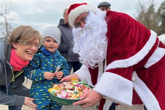 Weihnachtsmarkt Ende März: Warum das vogtländische Dorf Schönberg jetzt Weihnachtslieder auflegt - Peggy und Jim Rauh auf dem Schönberger Weihnachtsmarkt. 