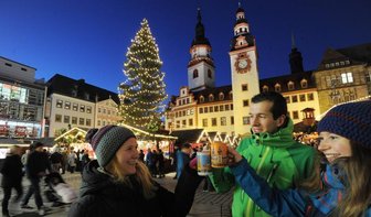 Weihnachtsmarkt eröffnet - Prosit auf den Weihnachtsmarkt! Mit Glühwein haben sich Johanna Lasch, Toni Günther und Saskia Kliemt (von links) auf ihren ersten Rundgang über den gestern Nachmittag eröffneten Weihnachtsmarkt in der Innenstadt eingestimmt. Bis zum 23. Dezember bieten Händler, Gastronomen und Gewerbetreibende rings um Rathaus und Jakobikirche allerlei Weihnachtliches. Kinder können täglich um 17 Uhr den Weihnachtsmann auf der Märchenbühne begrüßen. Geöffnet ist der Weihnachtsmarkt von 10 bis 21 Uhr. Nur am 23. Dezember schließt er bereits um 20 Uhr. Foto: Andreas Seidel