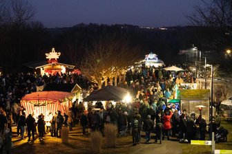 Weihnachtsmarkt-Feeling zwischen den Jahren im Erzgebirge: Besucherandrang auf Wintermarkt - Reizvoller Lichter- und Budenzauber zum Wintermarkt in Oelsnitz lockt an diesem Wochenende erneut Hunderte Gäste an.