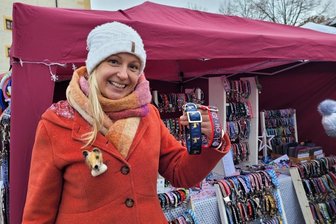Weihnachtsmarkt für Hundefreunde am Wasserschloss: Entspannte Vierbeiner in Klaffenbach - Hundehalsbänder mit Weihnachtsmotiven sind aktuell der Renner, weiß Tanya Pallay.