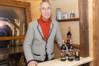 Weihnachtsmarkt-Geheimtipps im Erzgebirge: Sechs Ausflugsziele im Advent - Lutz Brenner ist mit der HUS-Likörherstellung in Schlettau bei Weihnachten in den Höfen dabei.
