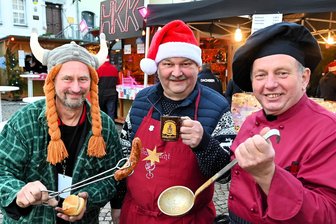 Weihnachtsmarkt Hainichen: Glühwein, Bratwurst und Crêpes für zusammen 10 Euro - Bekannte Buden-Gesichter in Hainichen: Axel Weiß, Olaf Vogel und Matthias Preiß (v. l.).